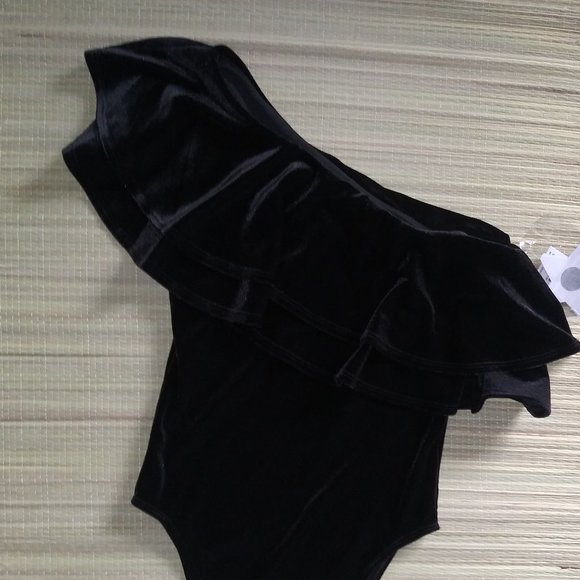 Good American Velvet Ruffle One Shoulder Bodysuit - Picture 11 of 14